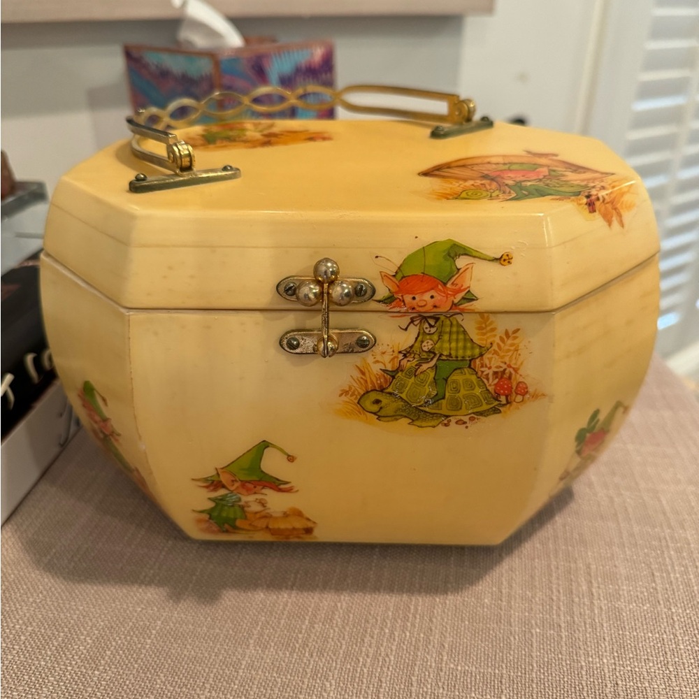 Vintage Green Fairy Or Pixiehard Purse w/ green velvet interior and gold handle